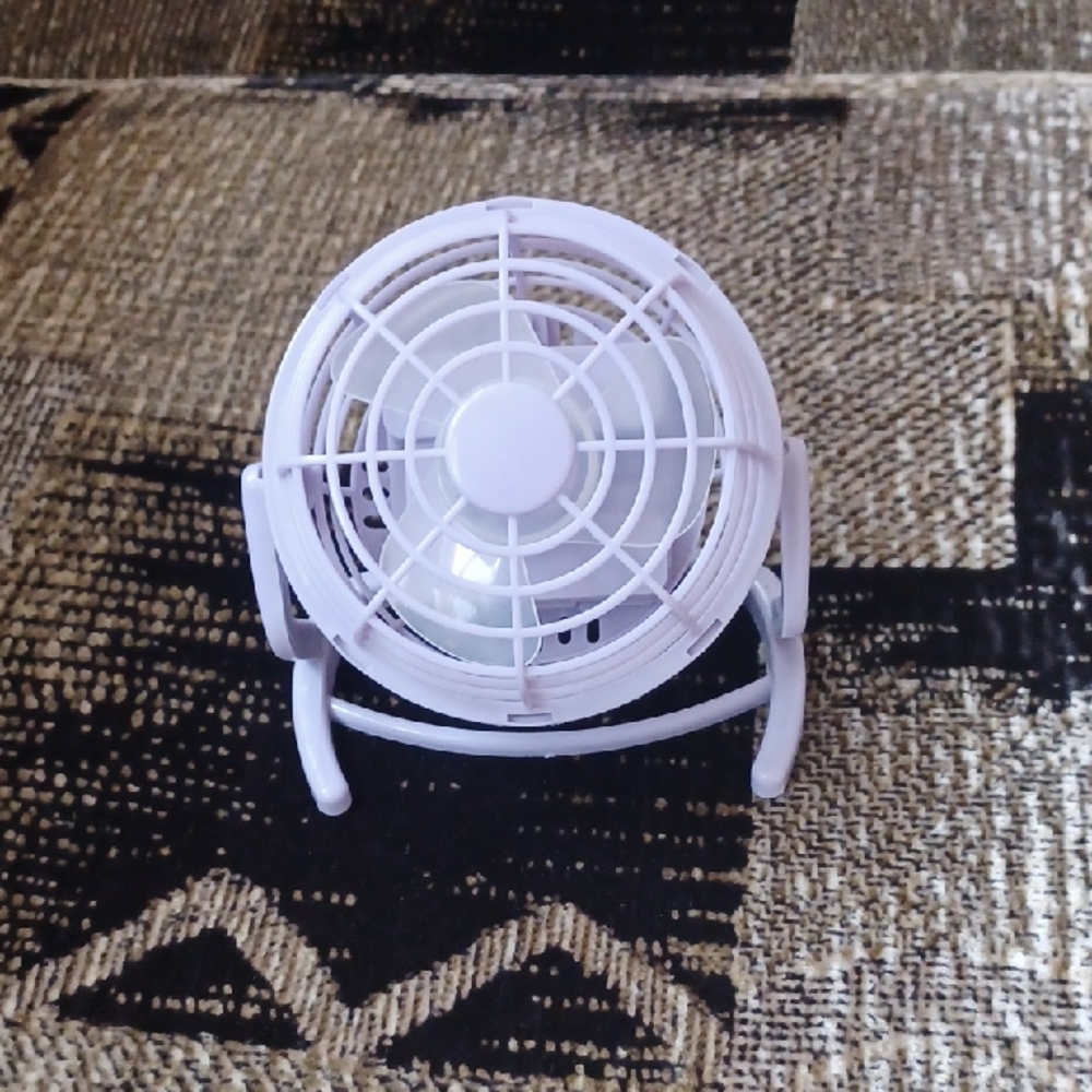 4/$30 Small Light Purple Desk Fan